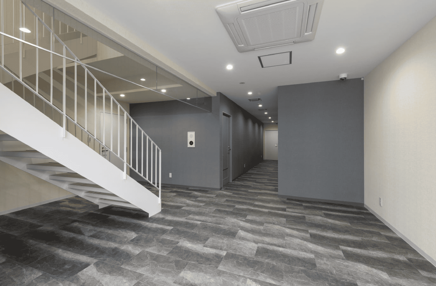 荏田南町多目的グラウンドの建物の内観