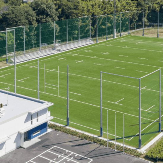 ミーティングする作業服のビジネスマン